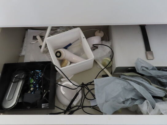 Div. møbler og vogne med indhold