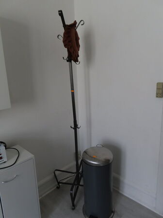 Div. møbler og vogne med indhold