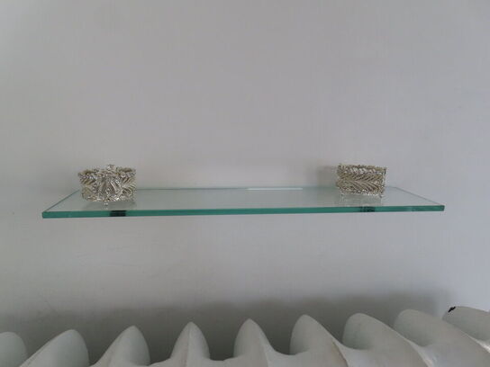 Div. udstillings genstande og glashylder