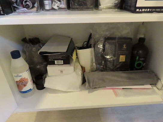 LOT Ændret! Div. møbler og vogne med indhold