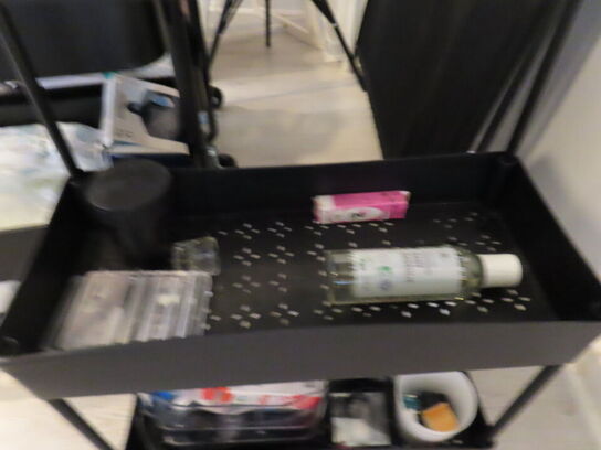 LOT Ændret! Div. møbler og vogne med indhold