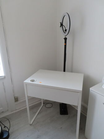 Div. møbler og vogne med indhold