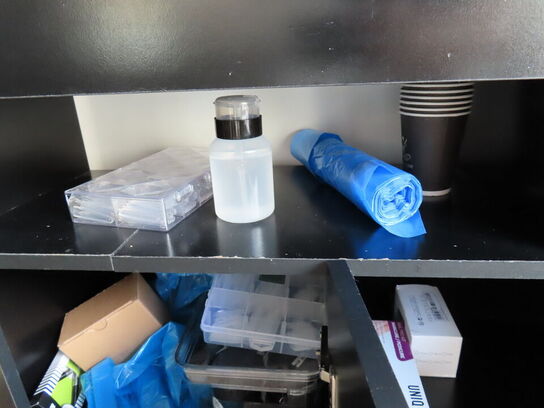 Behandlerbord, stol og reol med indhold