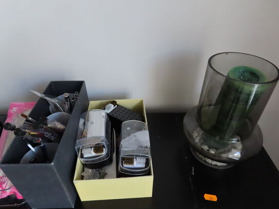 Behandlerbord, stol og reol med indhold