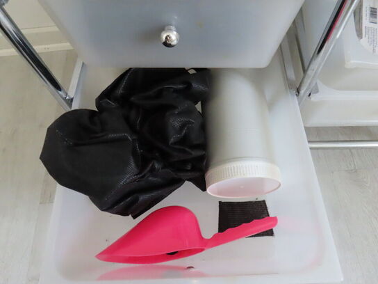 Div. møbler og vogne med indhold