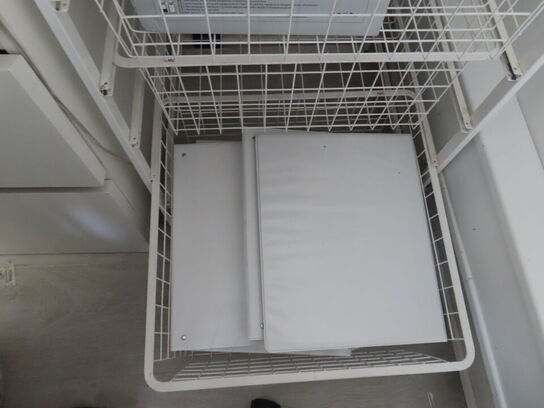 Div. møbler og vogne med indhold