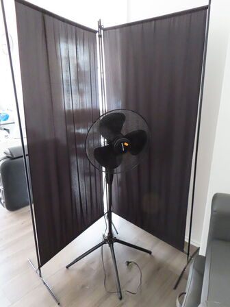 Skærmvæg og gulvventilator