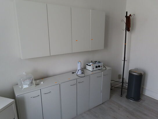 Div. møbler og vogne med indhold