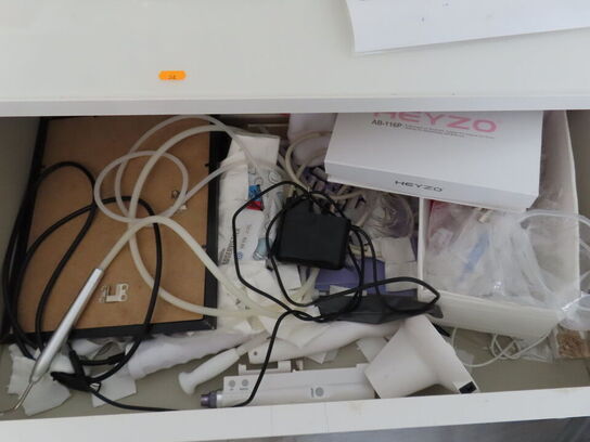 Div. møbler og vogne med indhold