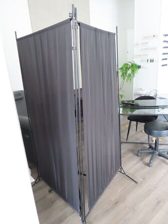 Skærmvæg og gulvventilator