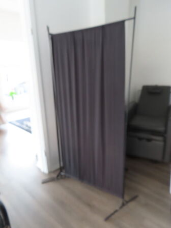 Skærmvæg og gulvventilator