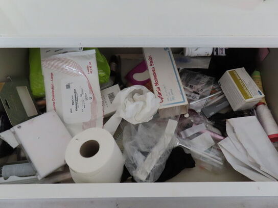 Div. møbler og vogne med indhold