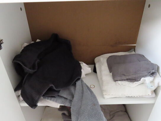 Div. møbler og vogne med indhold