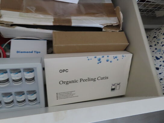 Div. møbler og vogne med indhold