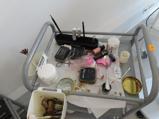 Div. møbler og vogne med indhold