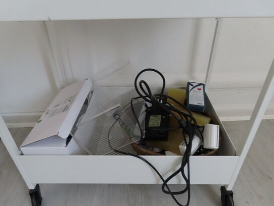 Div. møbler og vogne med indhold