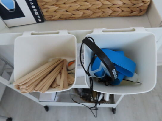 Div. møbler og vogne med indhold