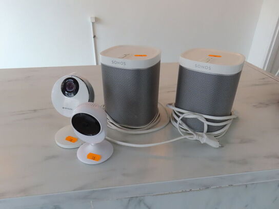 2 stk. højtalere, SONOS og 2 stk. overvågningskamera