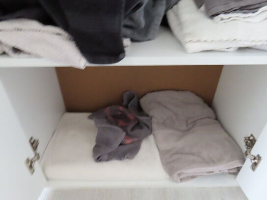 Div. møbler og vogne med indhold