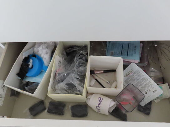 Div. møbler og vogne med indhold