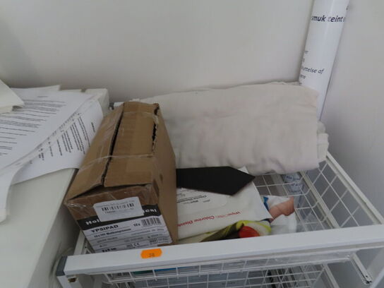 Div. møbler og vogne med indhold