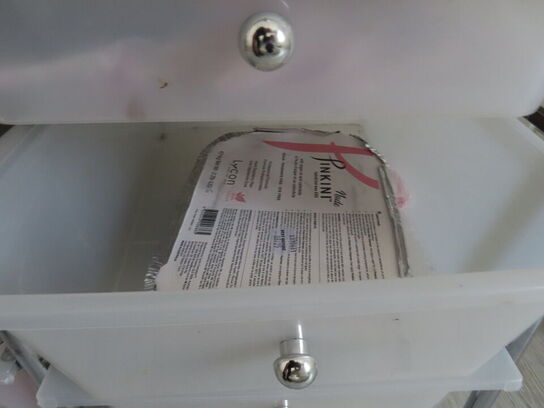 Div. møbler og vogne med indhold