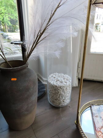 Div. udstillings genstande og glashylder