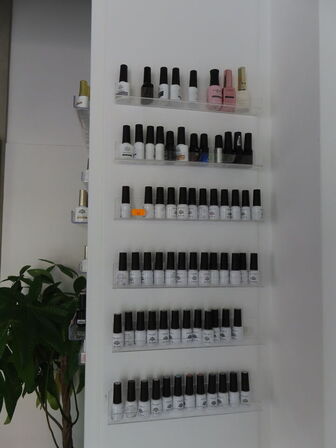 Behandlerbord, stol, skammel og vogne med indhold