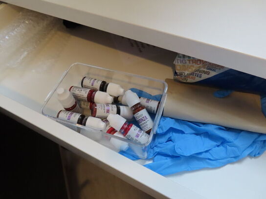 LOT Ændret! Div. møbler og vogne med indhold