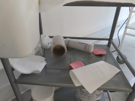 Div. møbler og vogne med indhold