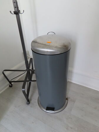 Div. møbler og vogne med indhold