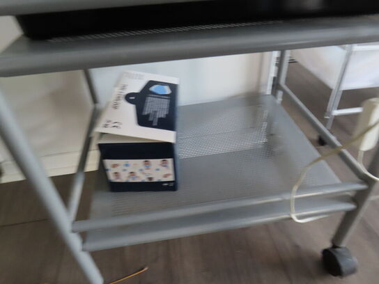 Behandlerbord, stol, skammel og vogne med indhold