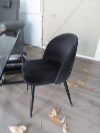 Behandlerbord, stol, skammel og vogne med indhold