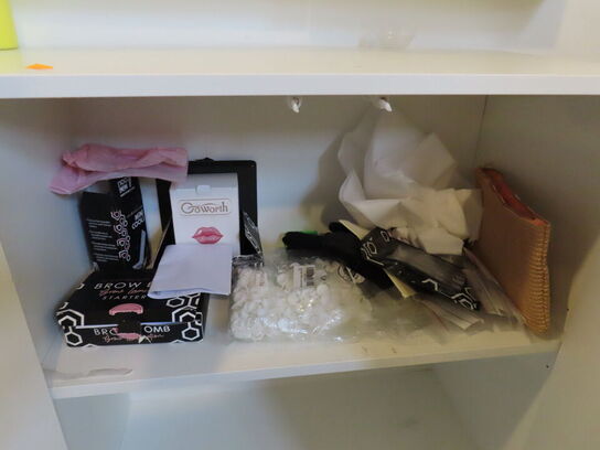 LOT Ændret! Div. møbler og vogne med indhold