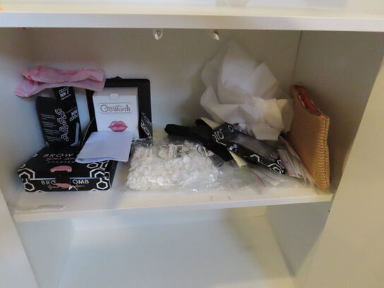 LOT Ændret! Div. møbler og vogne med indhold