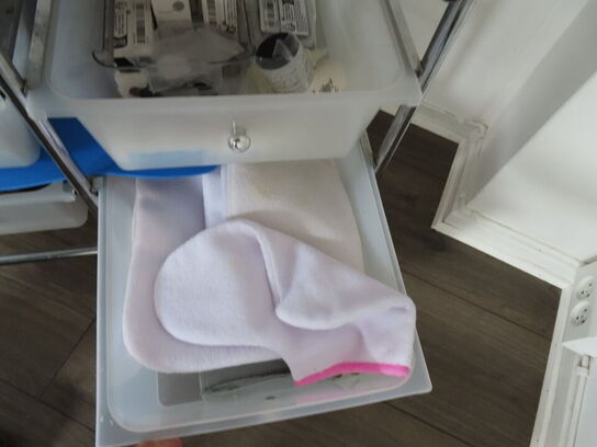 Behandlerbord, stol, skammel og vogne med indhold