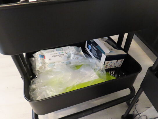 LOT Ændret! Div. møbler og vogne med indhold