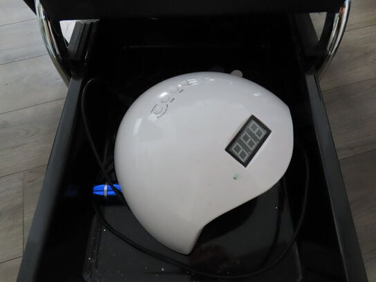 Behandlerbord, stol, skammel og vogne med indhold