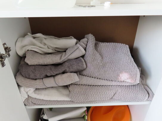 Div. møbler og vogne med indhold