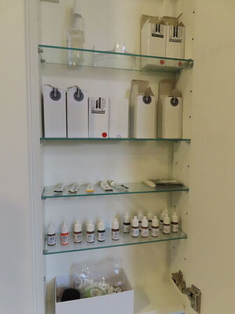 LOT Ændret! Div. møbler og vogne med indhold