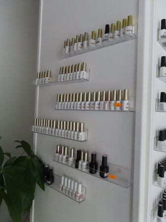 Behandlerbord, stol, skammel og vogne med indhold