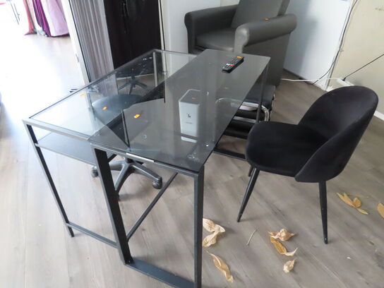 Behandlerbord, stol, skammel og vogne med indhold