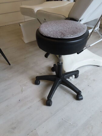 Behandlerbriks med skammel