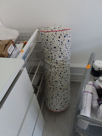 Div. møbler og vogne med indhold