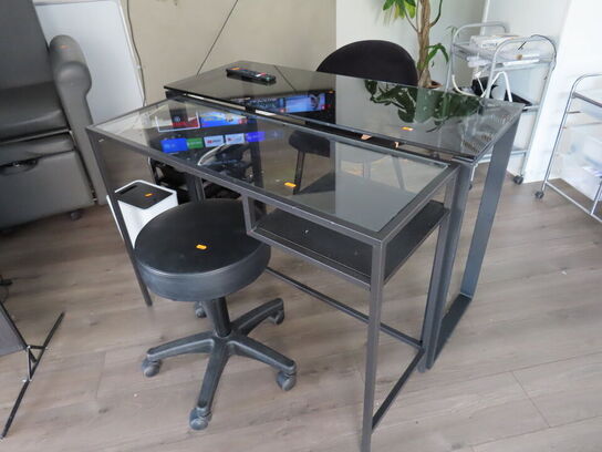 Behandlerbord, stol, skammel og vogne med indhold