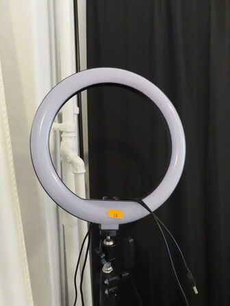 LOT Ændret! Div. møbler og vogne med indhold