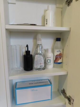 LOT Ændret! Div. møbler og vogne med indhold