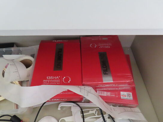 Div. møbler og vogne med indhold