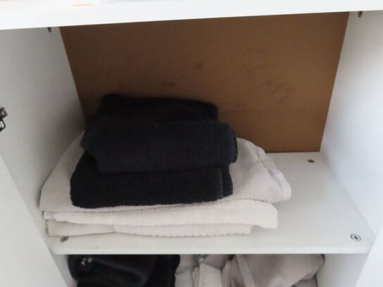 Div. møbler og vogne med indhold