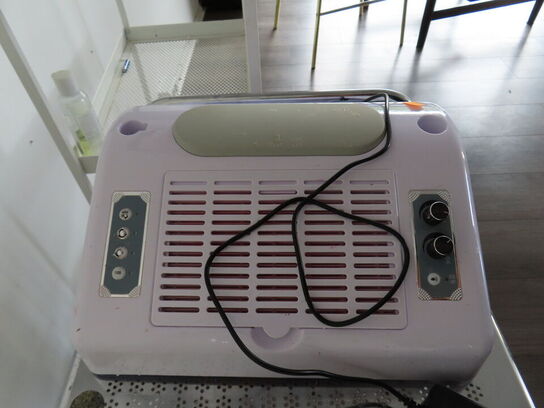 Behandlerbord, stol, skammel og vogne med indhold